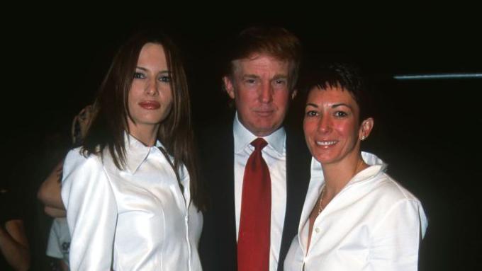 Melania y Donald Trump, junto a Ghislaine Maxwell, en un desfile de modas en Nueva York, en el año 2000.