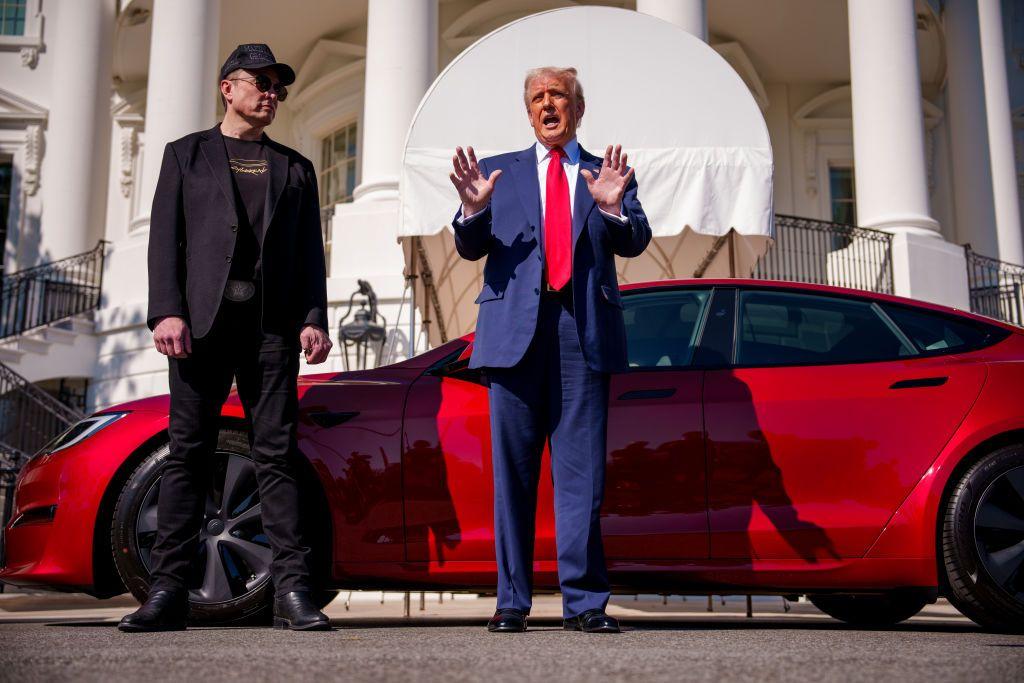 Musk e Trump em frente a um carro Tesla