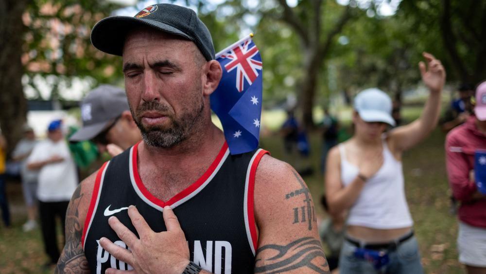 Watch as minutes silence held for Bondi Beach attack victims