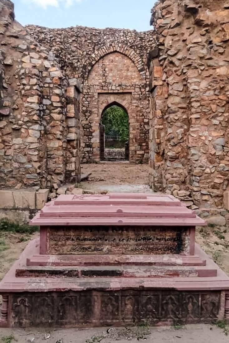 دہلی میں بلبن کا مقبرہ