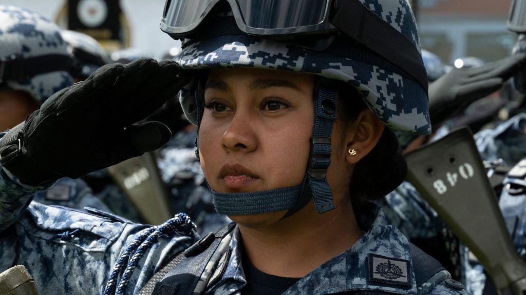 Una mujer soldado del ejército de México