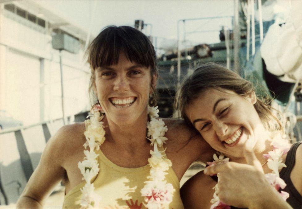 La marinera Bunny McDiarmid (izquierda) y la ingeniera Hanne Sorensen sonriendo