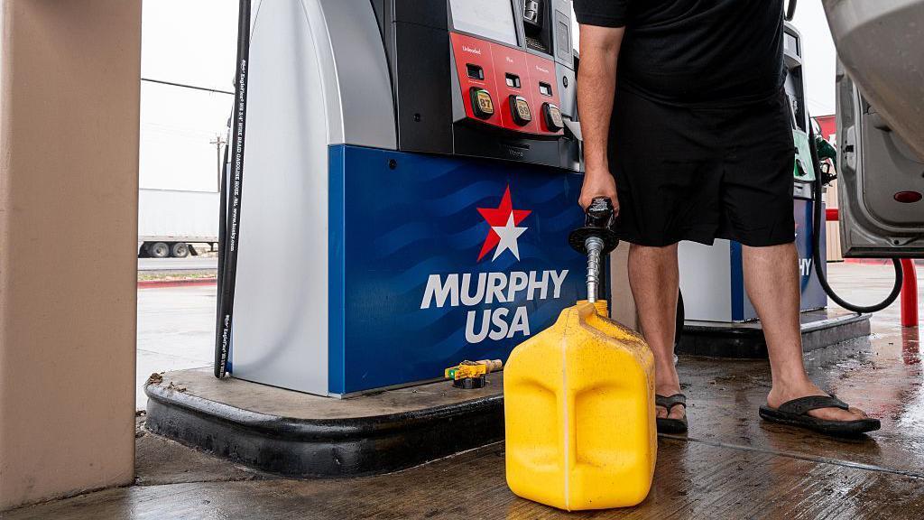Uma pessoa abastece um gal&atilde;o de gasolina em um posto da rede Murphy's USA nesta segunda-feira, em Lockhart, Texas. 