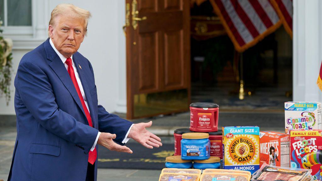 Donald Trump em evento de campanha em 2024, prometendo baixar os preços dos alimentos durante seu eventual governo