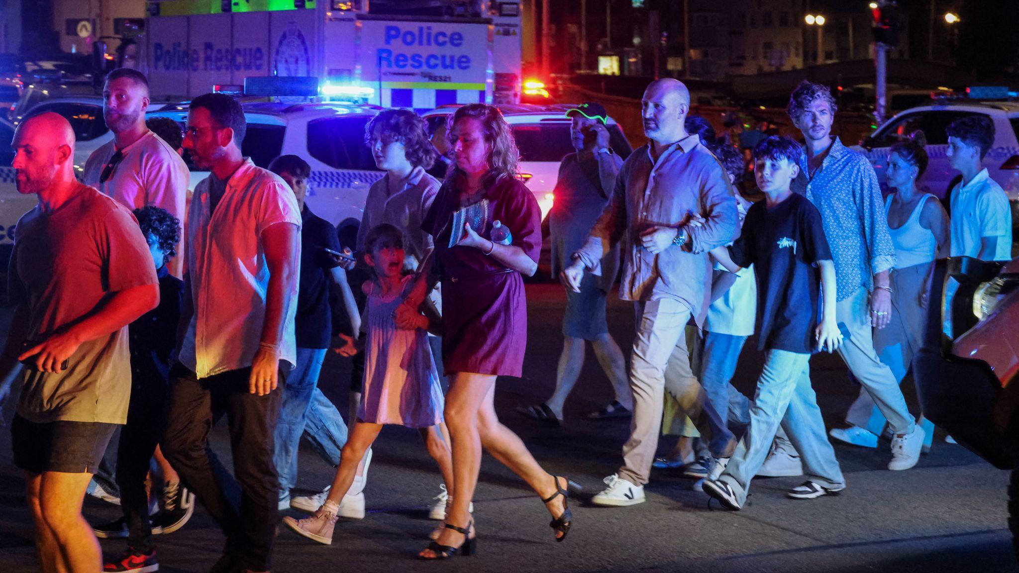 入夜後悉尼邦迪海灘外圍大批人群在警察勸導下離開（14/12/2025）