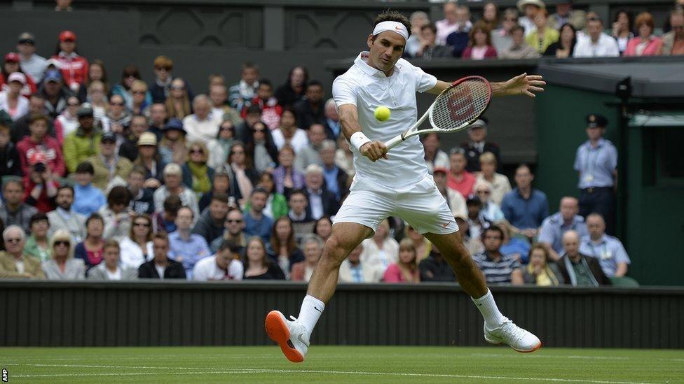 روجر فيدرر وهو يلبس حذاء رياضياً ذو نعل برتقالي في ويمبلدون