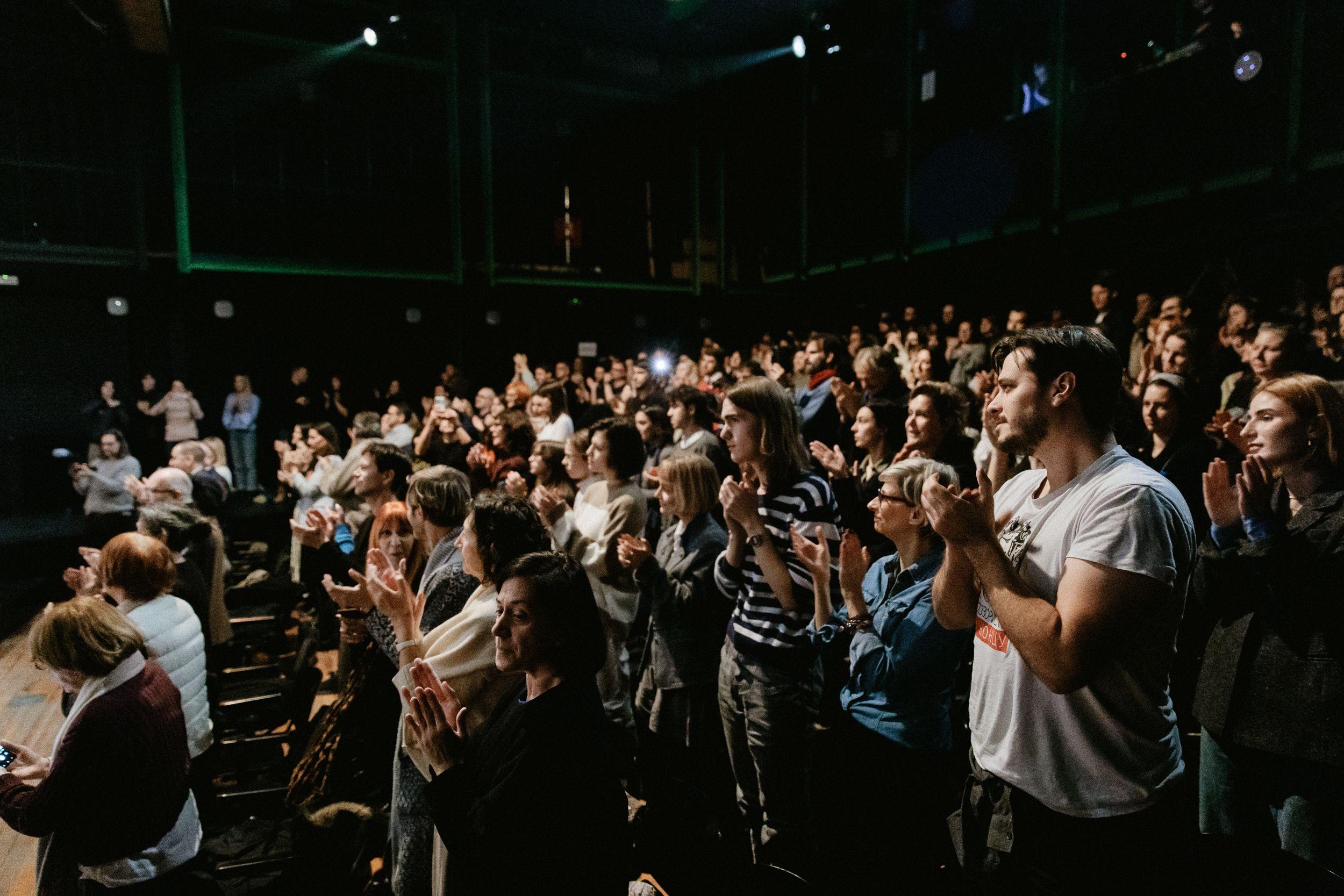 Ne:Bitef i „Proces Peliko“ za publiku željnu pravde 10 Publika je višeminutnim aplauzom nagradila izvođače na kraju predstave