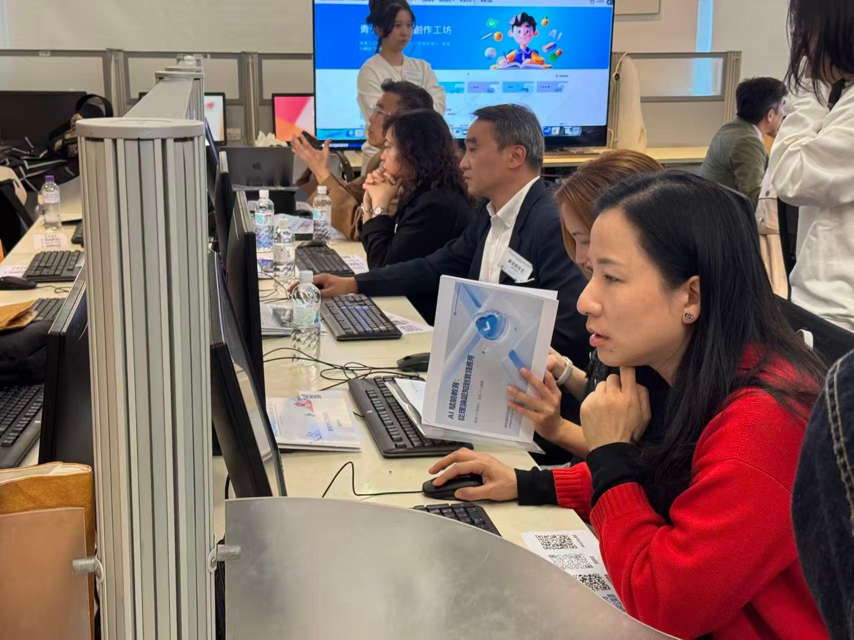 正在聽課的校長們