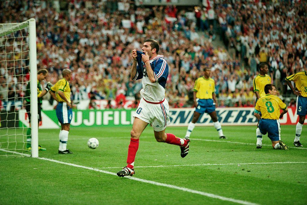 Zidane comemora o segundo gol da Fran&ccedil;a contra o Brasil, na final da Copa do Mundo de 1998