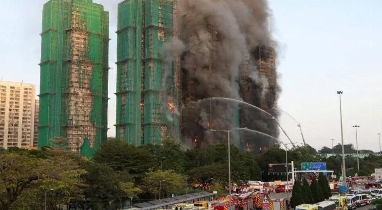 홍콩 소방 당국이 화재가 발생한 건물 주변에서 진화 작업을 벌이고 있다