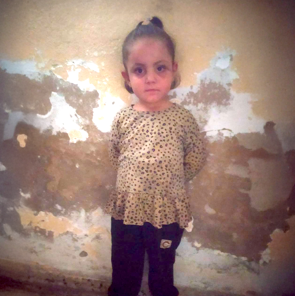 " عندما أريها صور أبويها في الهاتف تقول لي: أهلي في الجنة وعندي ماما هناء"