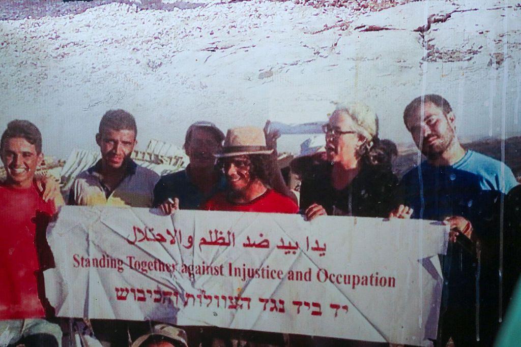 إضراب ستين سيدة فلسطينية عن الطعام مطالبةً بدفن جثمان شاب قُتل برصاص مستوطن إسرائيلي 1 صورة أرشيفية عودة الهذالين وسط مجموعة من النشطاء يمسكون بيدهم لافتة كُتب عليها: يداً بيد ضد الظلم والاحتلال