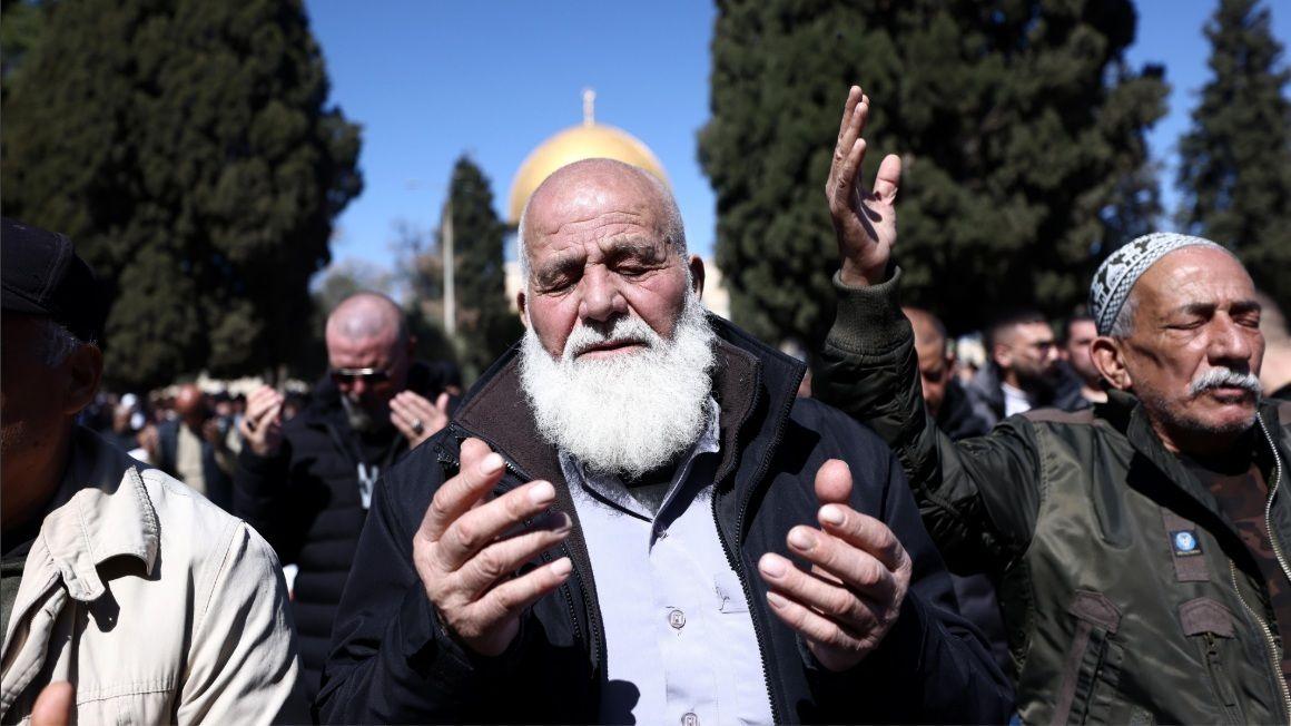 يتجمع المصلون الفلسطينيون في باحات المسجد الأقصى لأداء أول صلاة جمعة خلال شهر رمضان المبارك، في البلدة القديمة بالقدس، في 20 فبراير/ شباط 2026