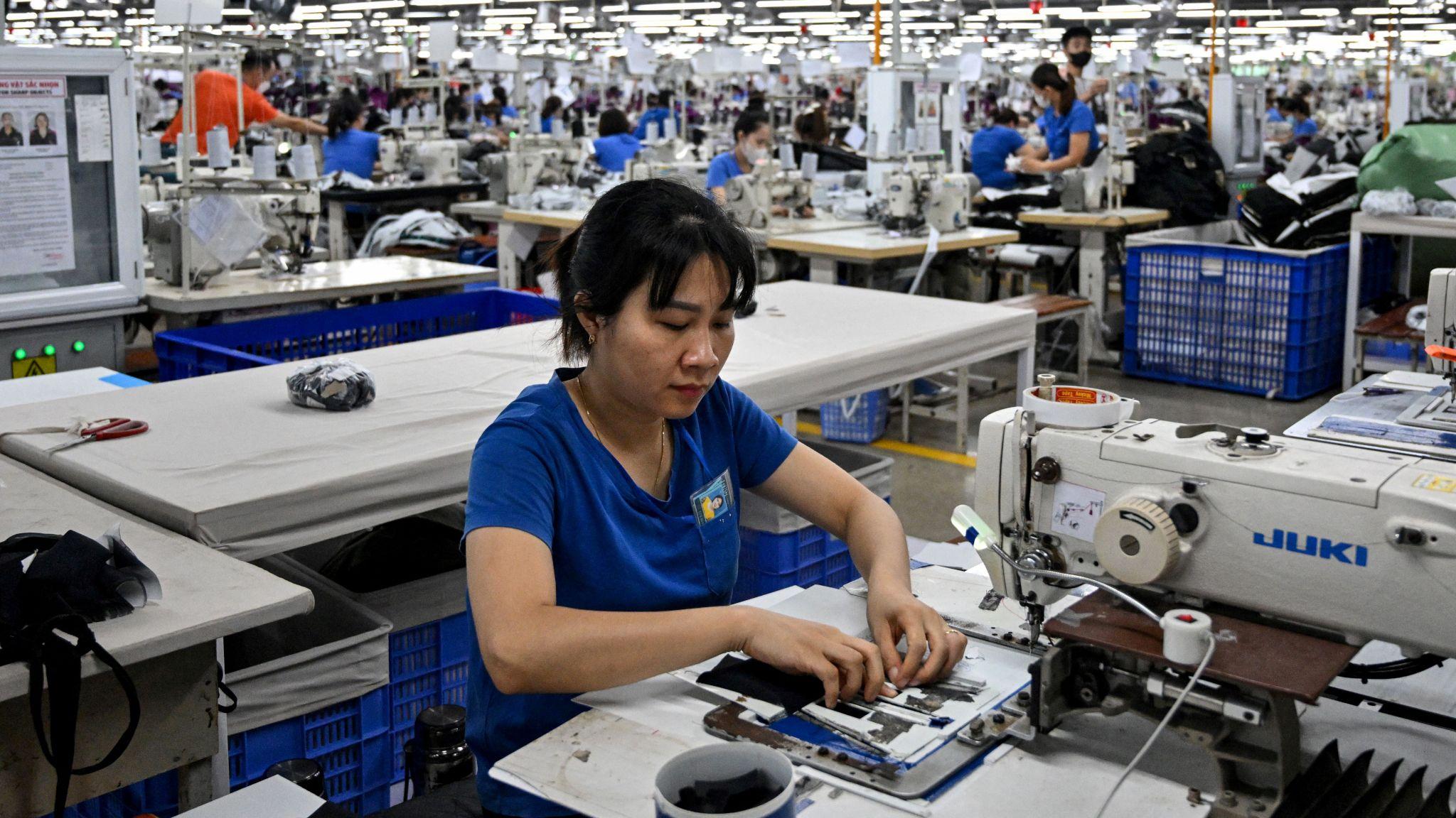 越南太原省一家製衣廠內一群女工在操作衣車縫製衣服（2/7/2025）