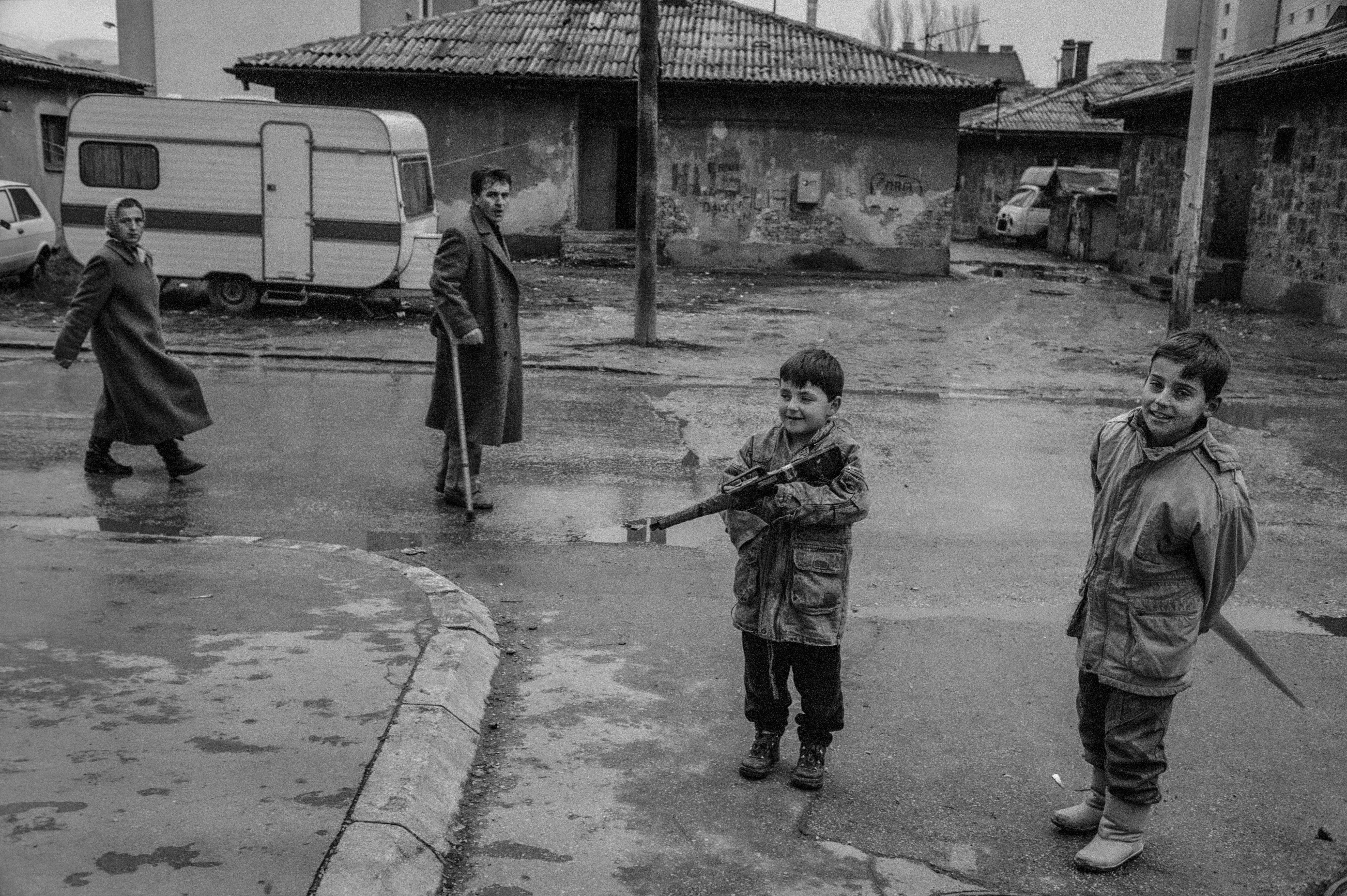 사라예보 어린 아이들의 흑백 사진