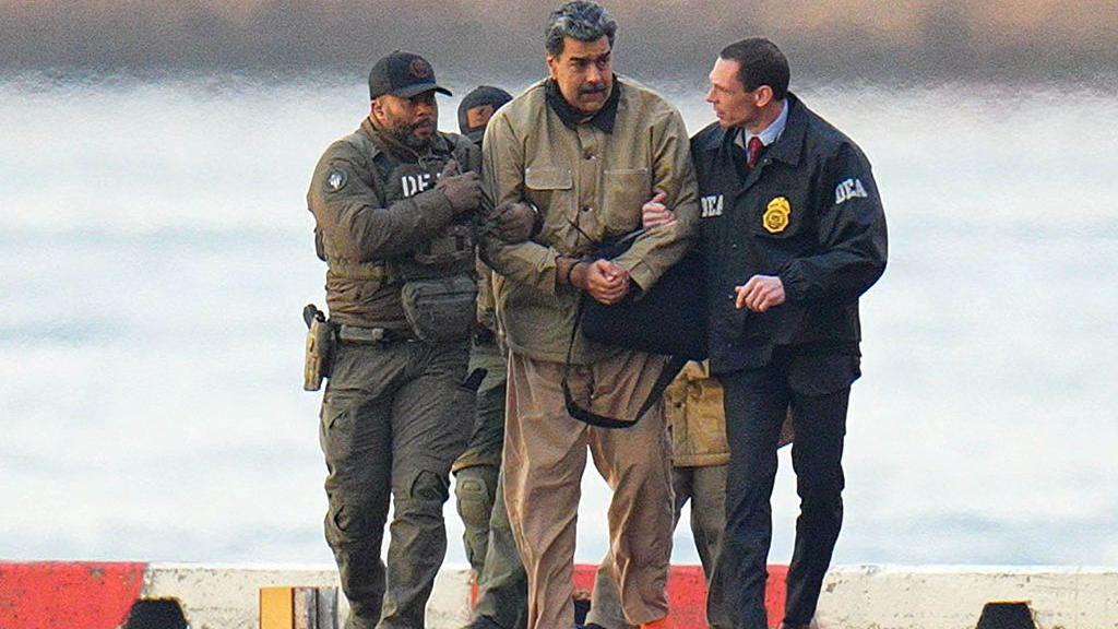 Nicolás Maduro aparece esposado tras aterrizar en un helipuerto de Manhattan, escoltado por agentes federales fuertemente armados mientras se dirigen a un vehículo blindado hacia un tribunal federal en Manhattan el 5 de enero de 2026 en la ciudad de Nueva York.