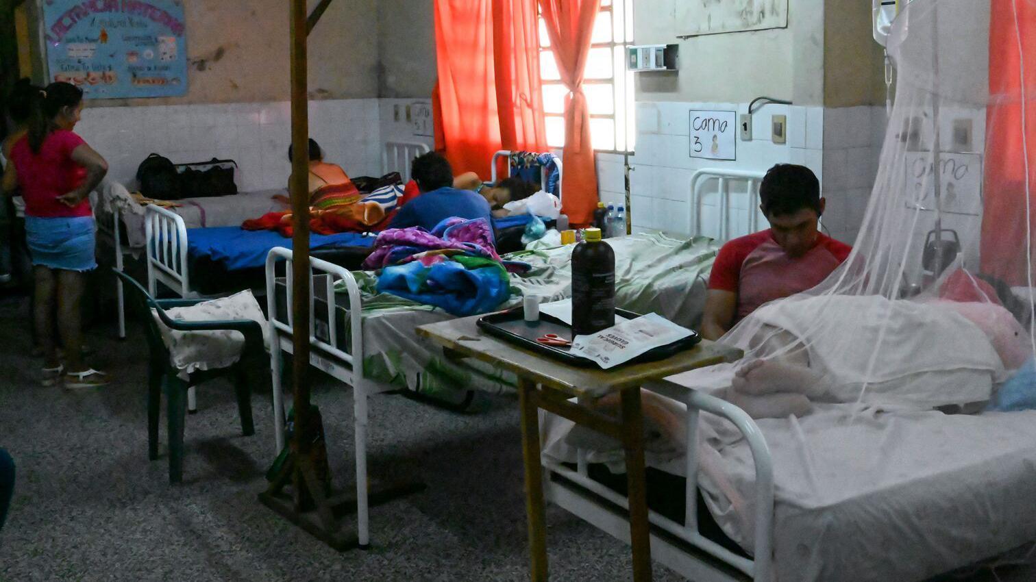Pacientes con dengue reciben tratamiento en el hospital de Ñemby, Paraguay, el 20 de enero de 2020. 