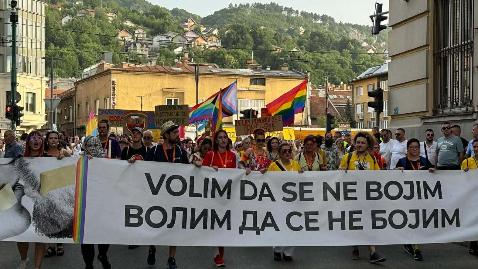 Okupljeni nose parole na paradi ponosa u Sarajevu