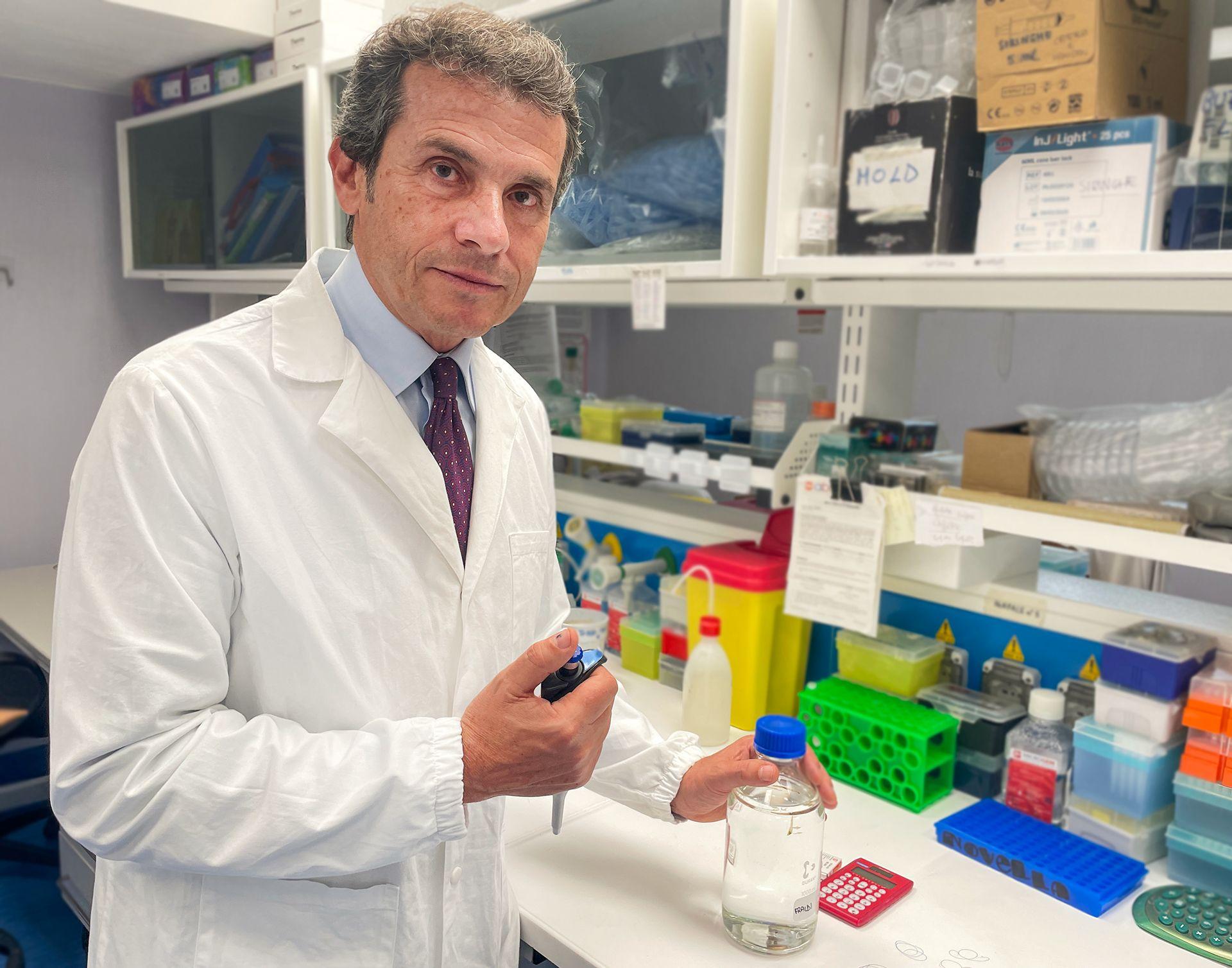 O Dr. Roberto Berni Canani em seu laborat&oacute;rio na Universidade Federico II, em N&aacute;poles