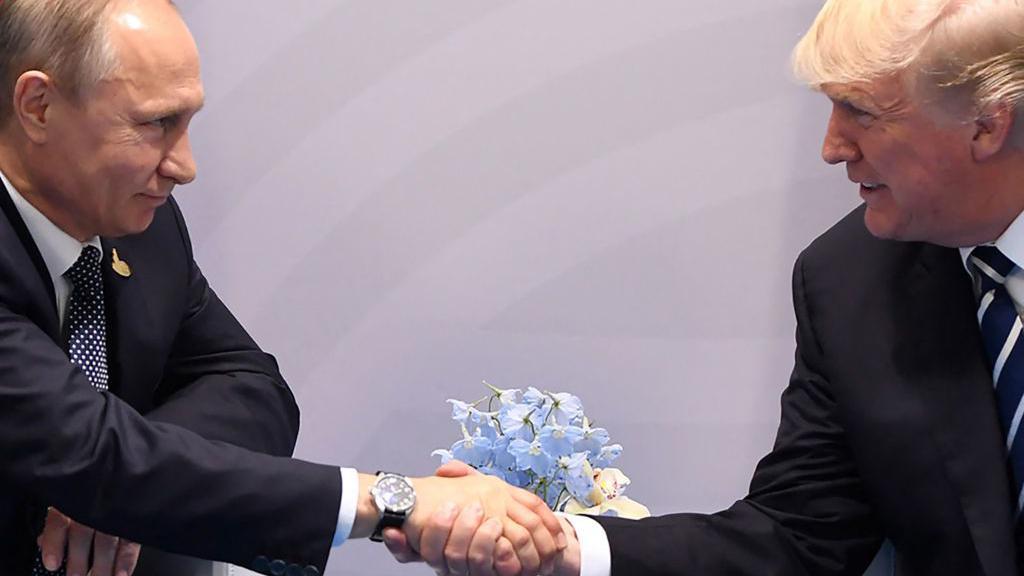 Trump e Putin em encontro durante reunião do G20 em 2017. 