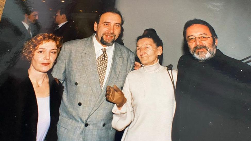 Martina sa decom ljudi koje je krila na dodeli medalje 2000.