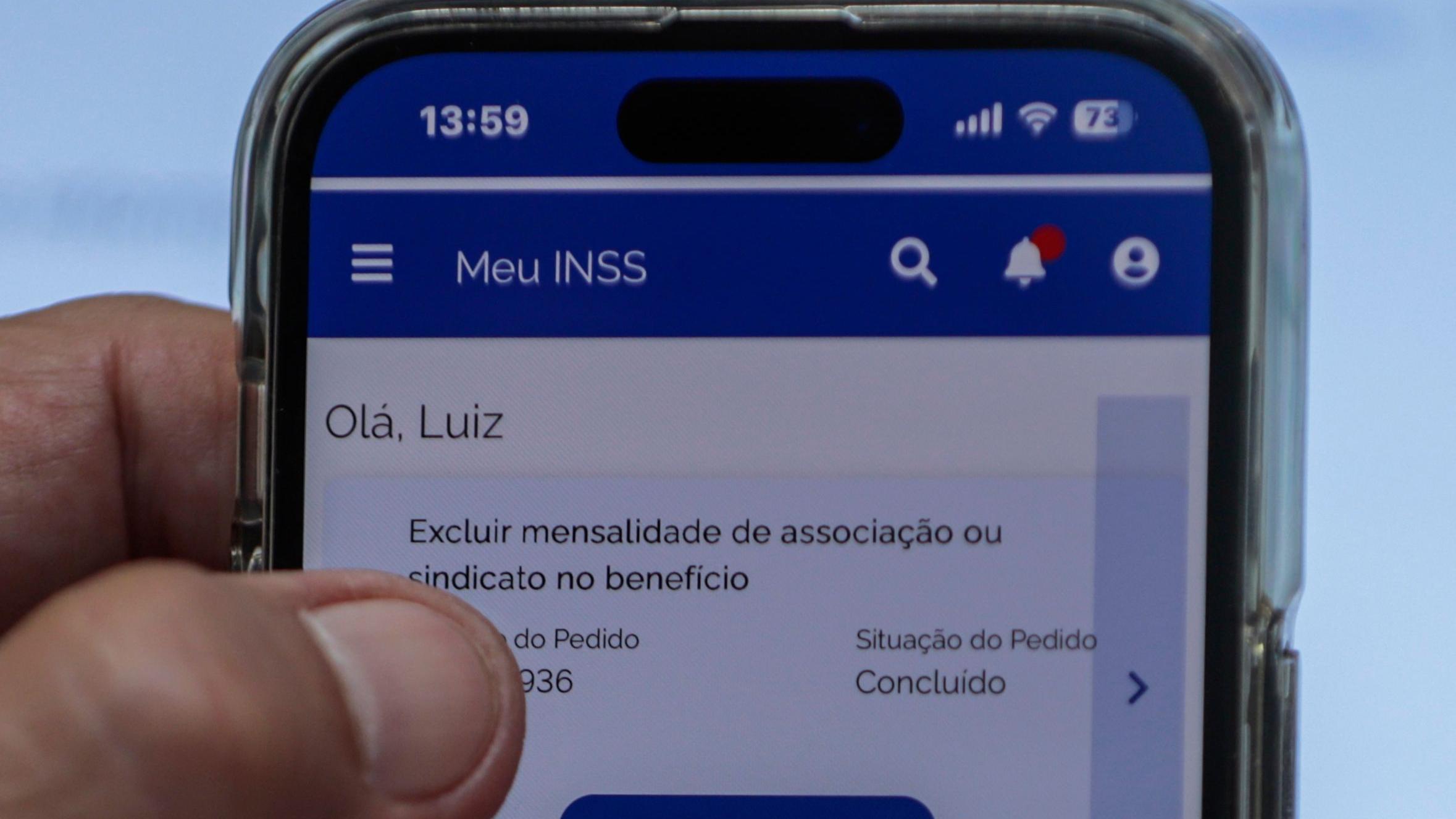 Foto do aplicativo do INSS mostra a mensagem para excluir mensalidade de associação ou sindicato do benefício.
