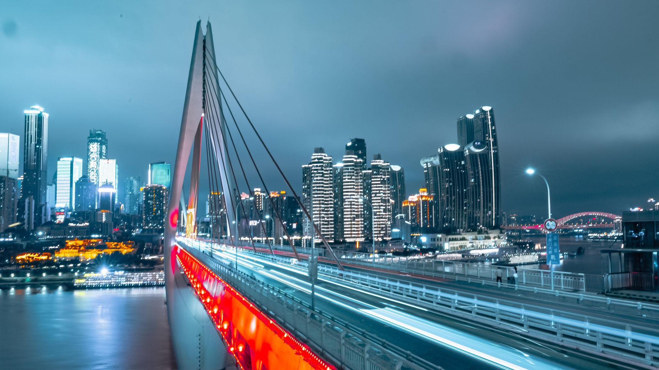 vista nocturna de edificios en Chongqing, China