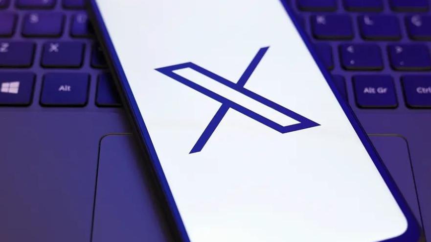 一個放在電腦上的手機顯示打開軟體X的界面