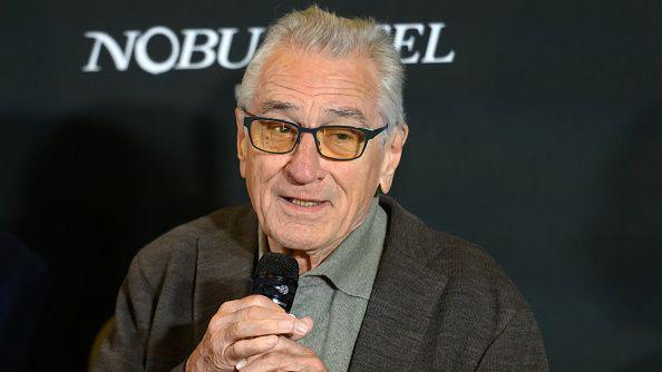 O ator Robert De Niro fala ao microfone