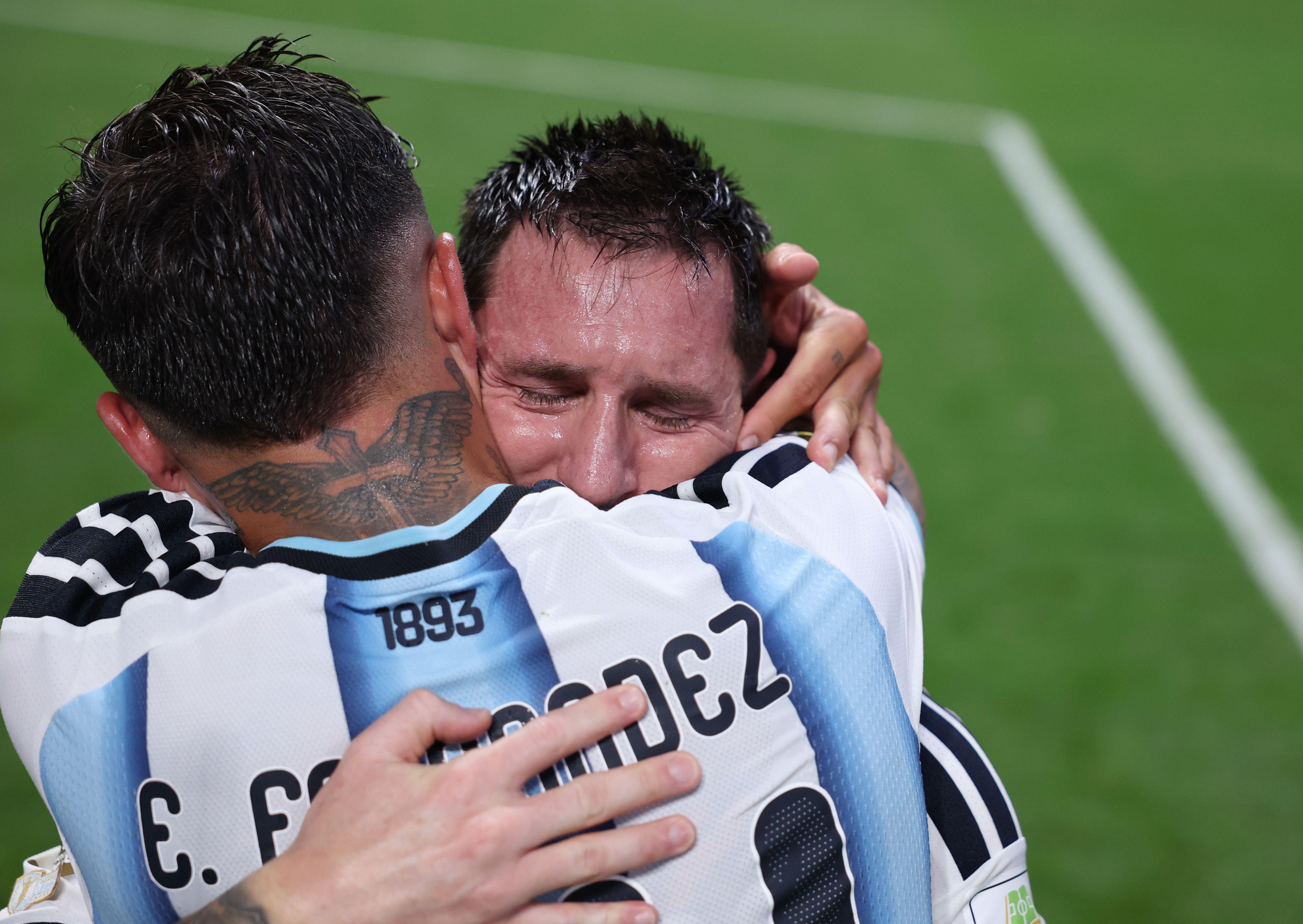 Messi abraza a Enzo Fernández, y se ven lágrimas en su rostro.