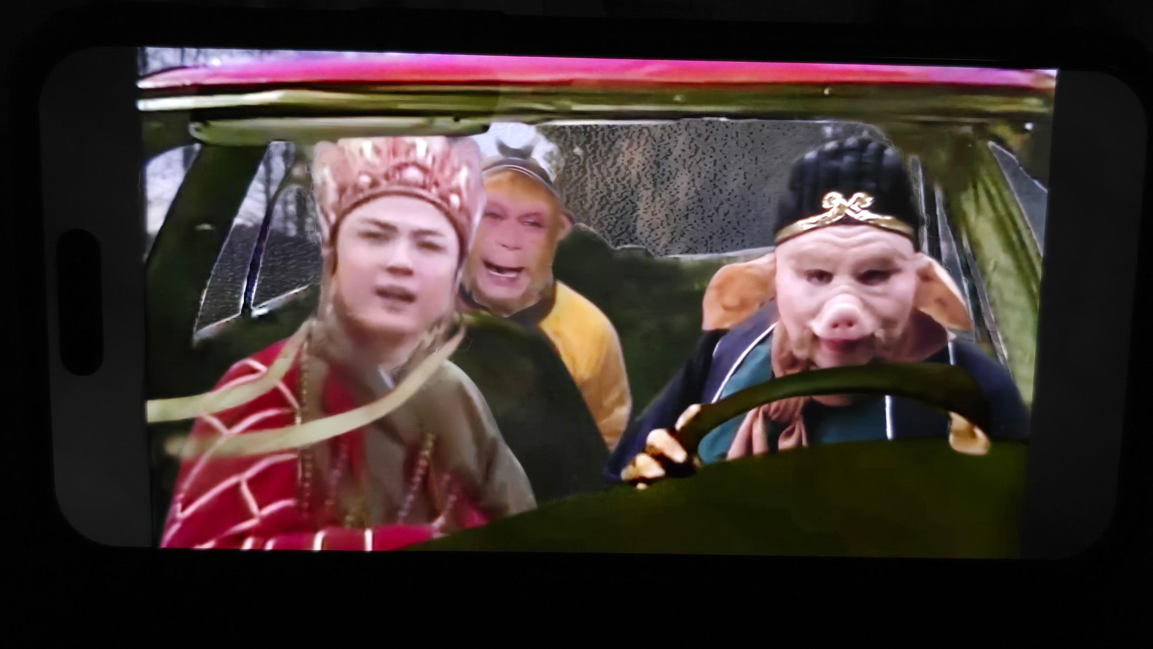 手機展示YouTube上一段2023年對中國中央電視台1982年版《西遊記》作「惡搞」處理的影片，可見唐三藏、孫悟空和豬八戒在駕駛現代汽車