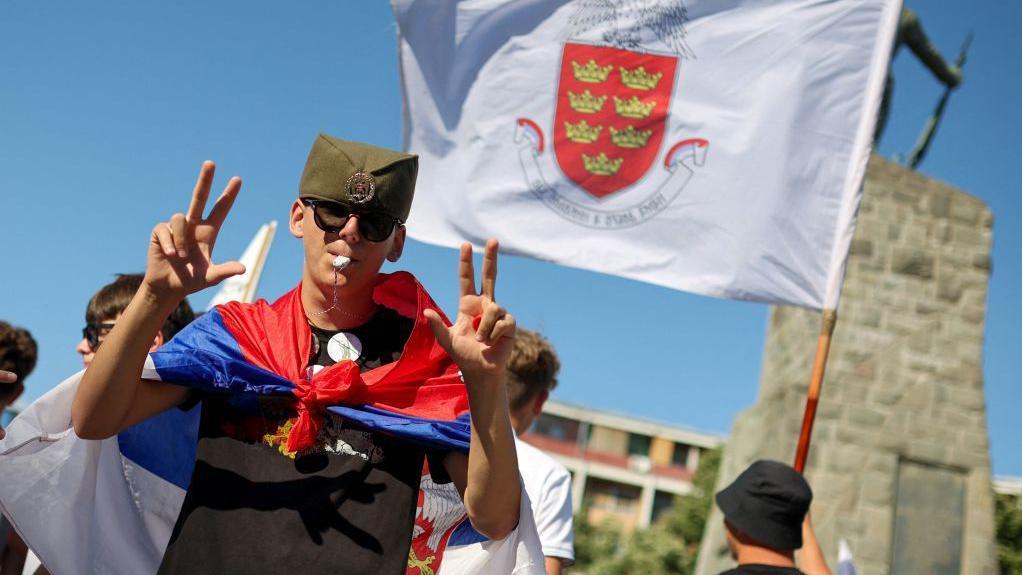 Vidovdanski skupovi: Šta smo videli i čuli, a šta nismo 1 učesnik studentskog skupa u Kraljevu sa šajkačom, zastavom i tri prsta