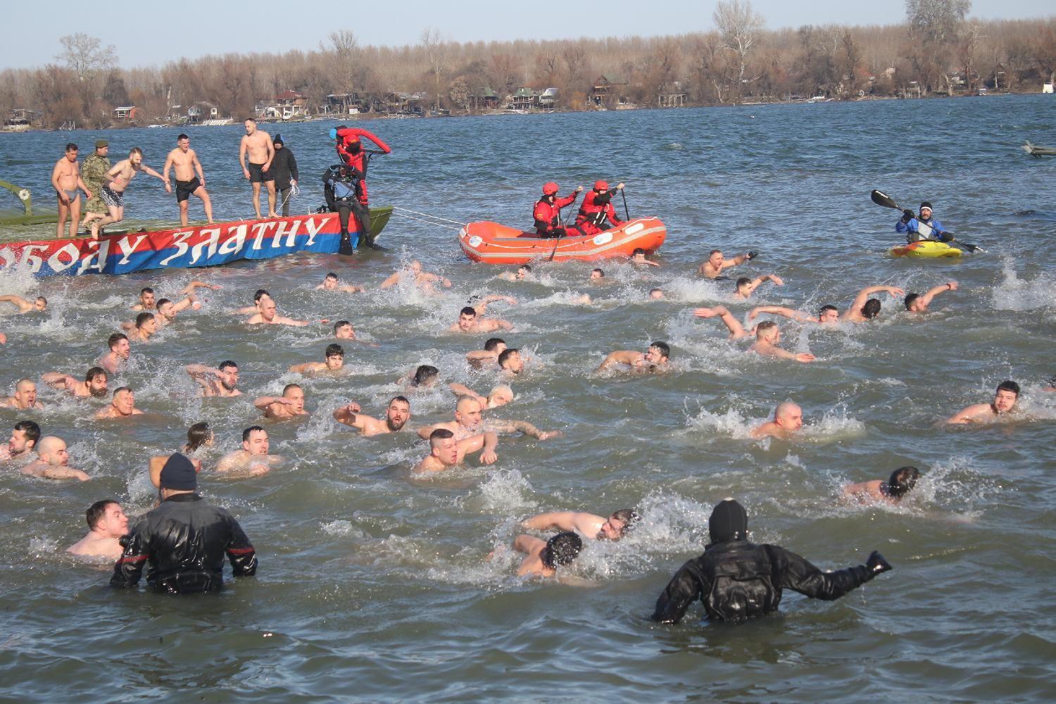 bogojavljanje u zemunu, plivanje za časni krst u zemunu na bogojavljanje, devojka prva doplivala do časnog krsta u zemunu