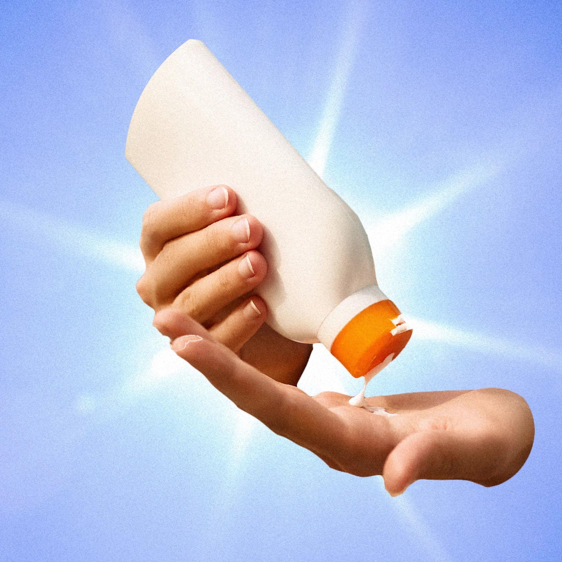 Unas manos con un tarro de bloqueador solar