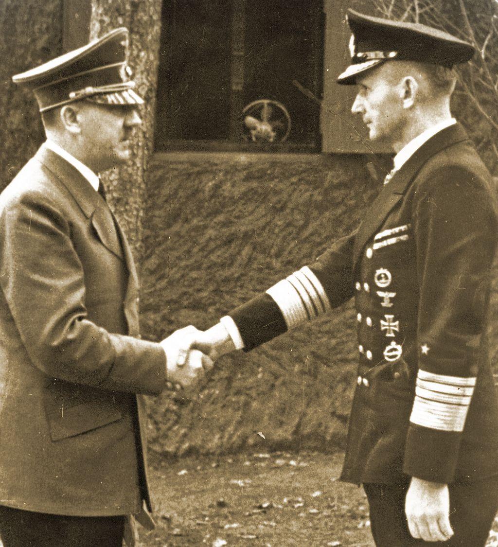 Hitler y Dönitz dándose un apretón de manos