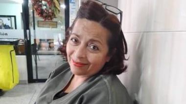 Orozco está olhando para frente. Ela está com os óculos de grau descansando na cabeça. 