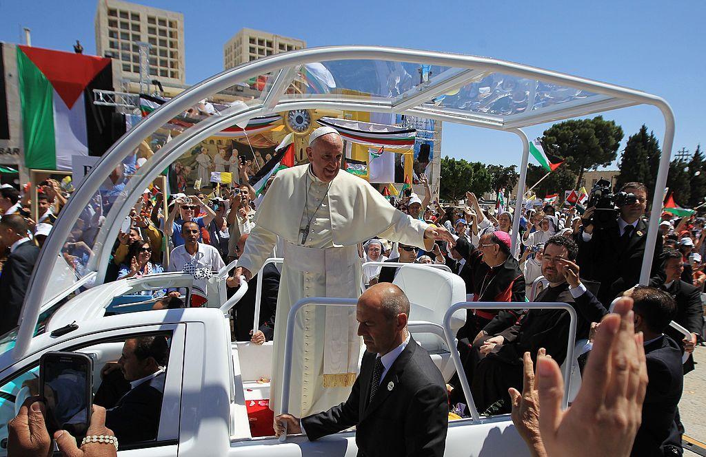 El papa Francisco en el papamóvil en Belén en 2014