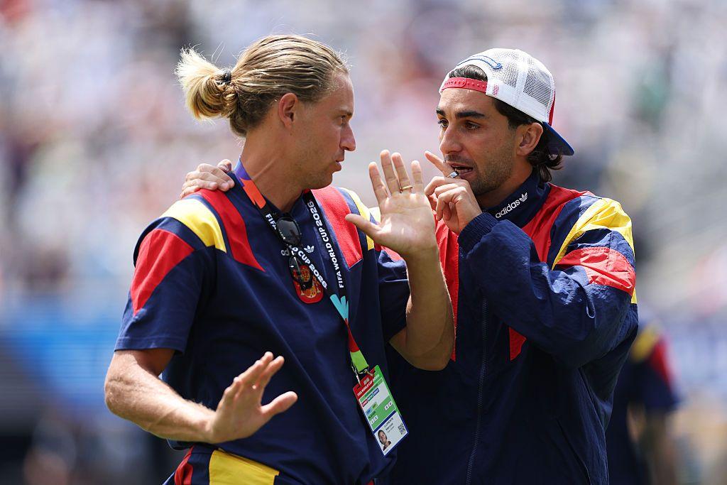 Marcos Llorente y Ferrán Torres hablando antes de la final del Mundial 2026, donde quedaron campeones.