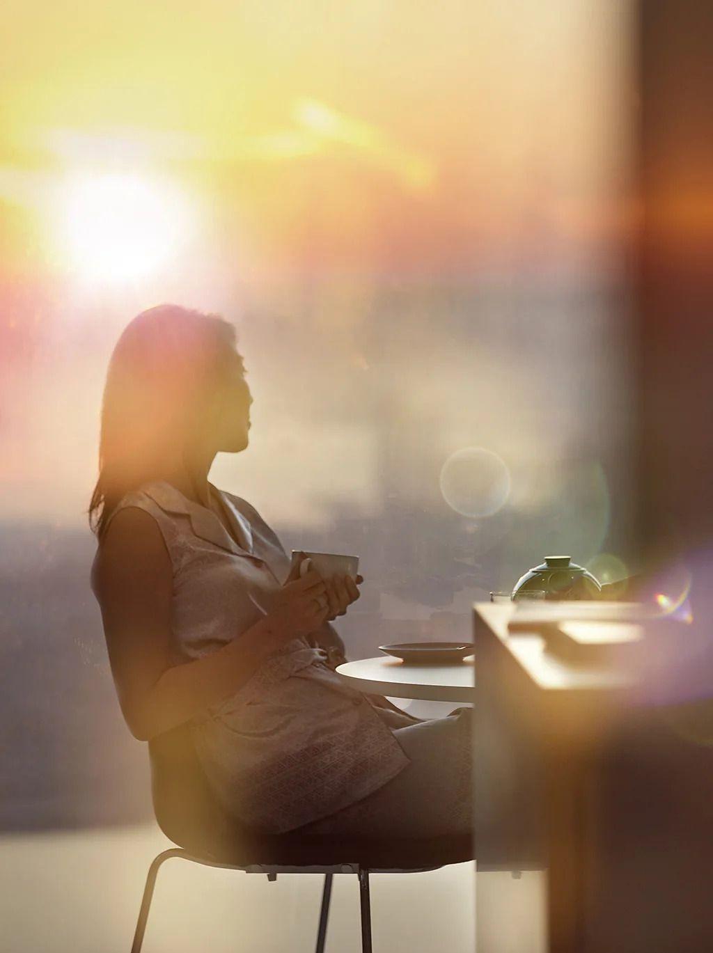 امرأة تمسك فنجاناً