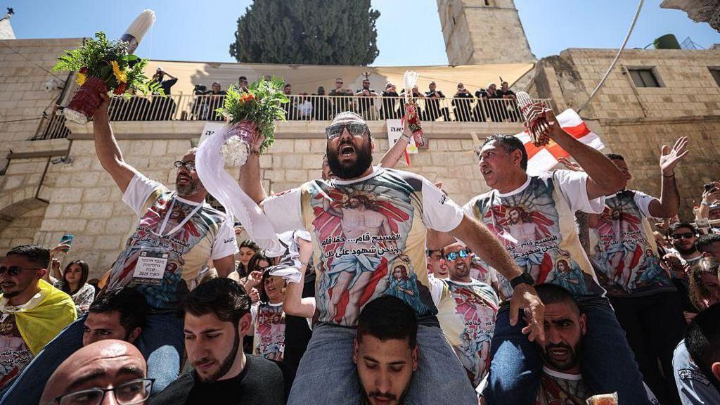 مسيحيون فلسطينيون يضيئون الشموع احتفالاً بالنور المقدس في كنيسة القيامة، التي يُقال إنها الموقع الذي صُلب فيه المسيح ودُفن، في البلدة القديمة بالقدس.