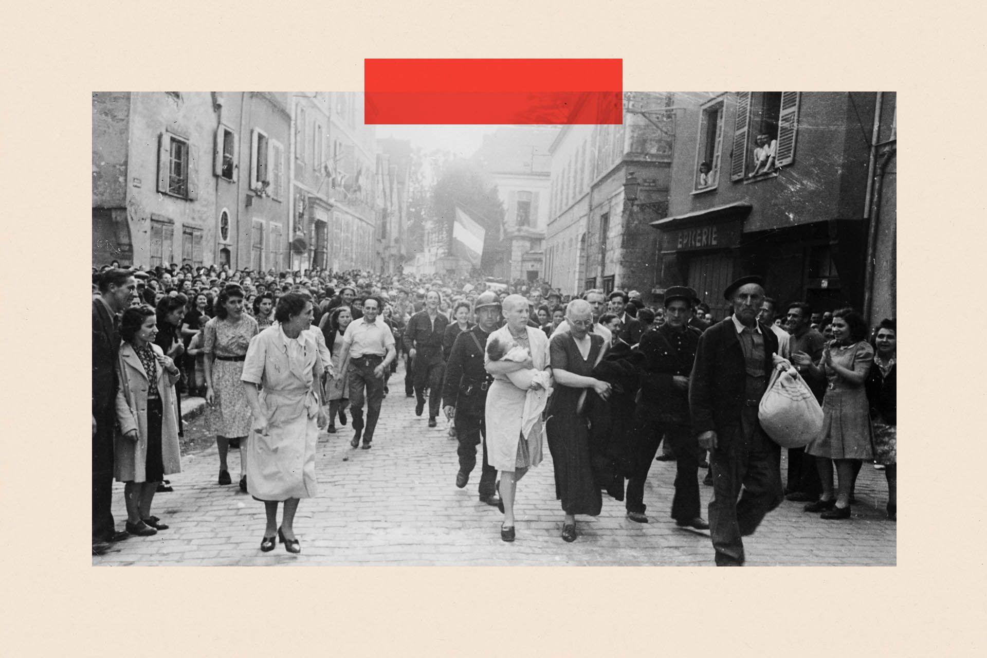 Una mujer con la cabeza rapada, acusada de colaborar con los nazis, camina junto a una mulitud luego de la liberación de Francia.
