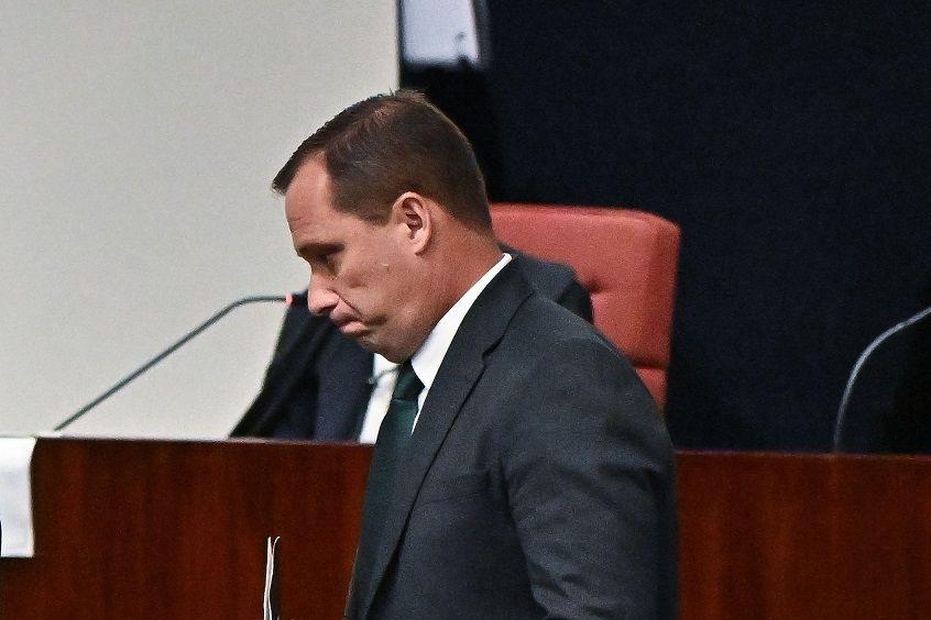 Cid caminhando em sala de audiência, olhando para baixo