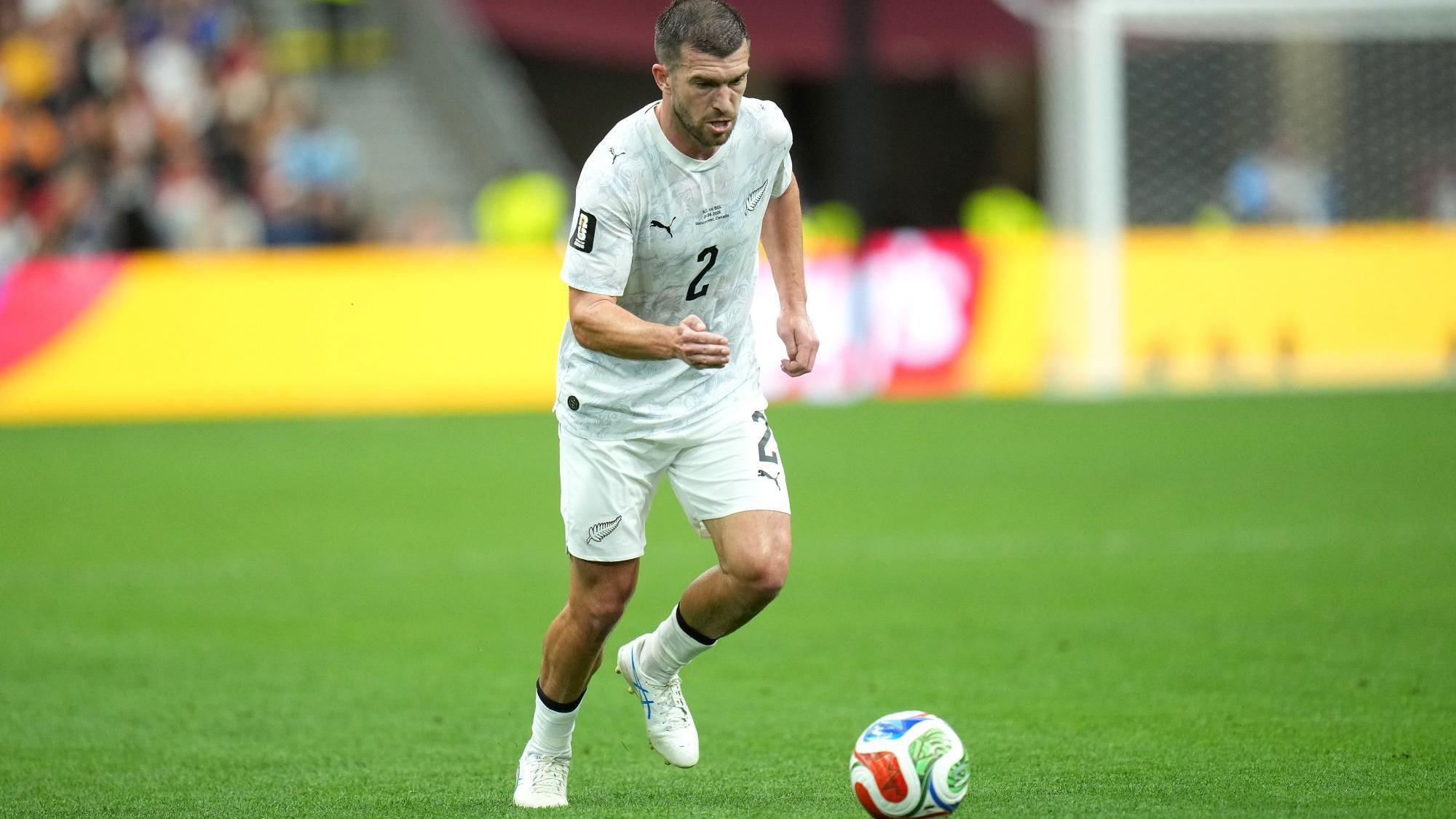 Tim Payne, da Nova Zel&acirc;ndia, domina a bola durante o jogo contra a B&eacute;lgica pela Copa do Mundo de 2026 em Vancouver, no Canad&aacute;, em 26 de junho de 2026