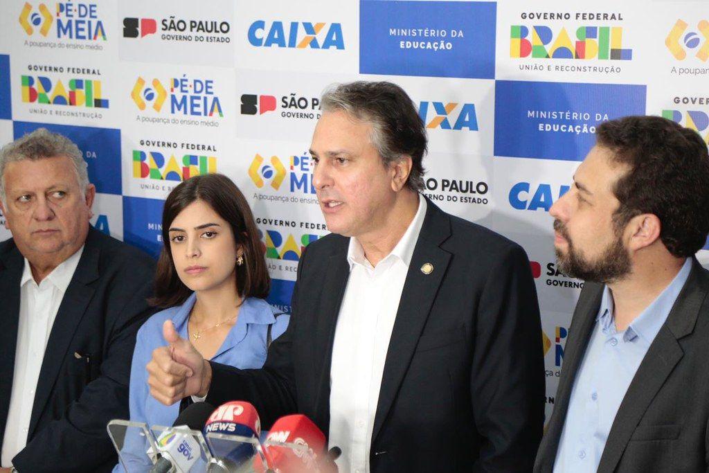 Tabata Amaral ao lado de Santana, enquanto ministro fala a jornalistas