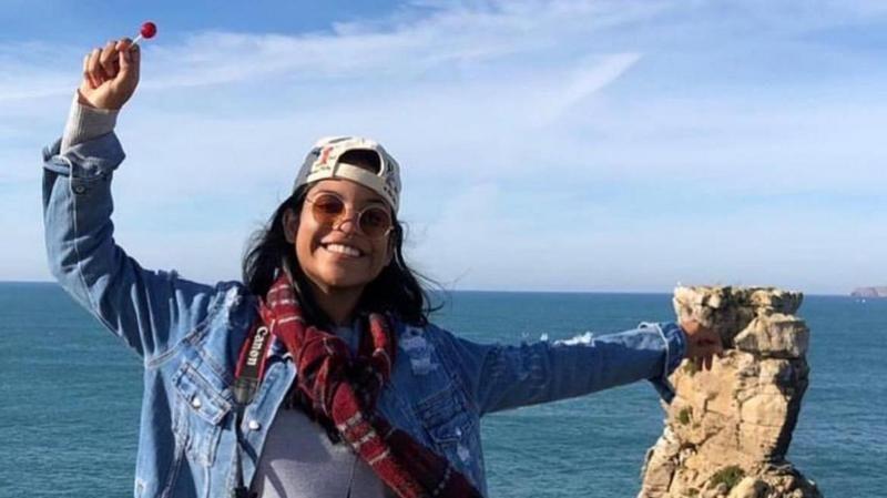 Foto de Juliana sorrindo em frente ao mar