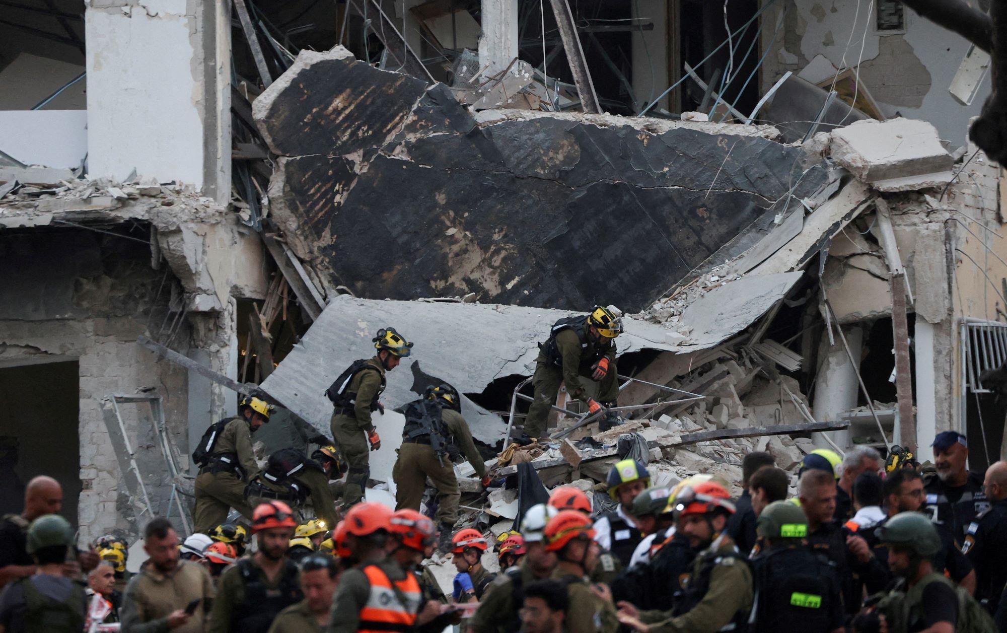 Escombros de prédio em Tel Aviv