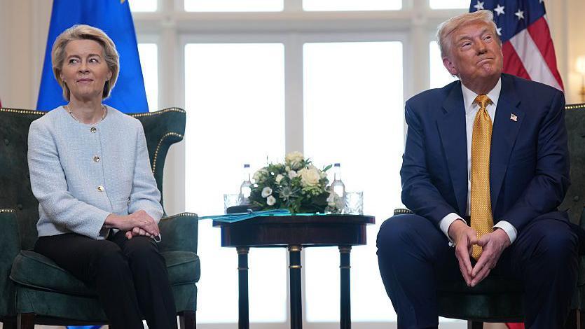 Ursula von der Leyen y Donald Trump sentados en un encuentro en Escocia en 2025