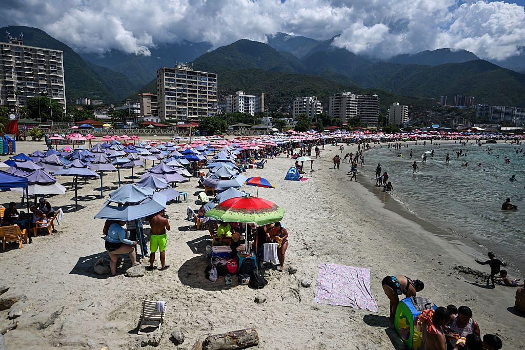 Personas nadan en la playa Los Corales, en la costa caribeña de La Guaira, cerca de Caracas (Venezuela), el 2 de septiembre de 2025.