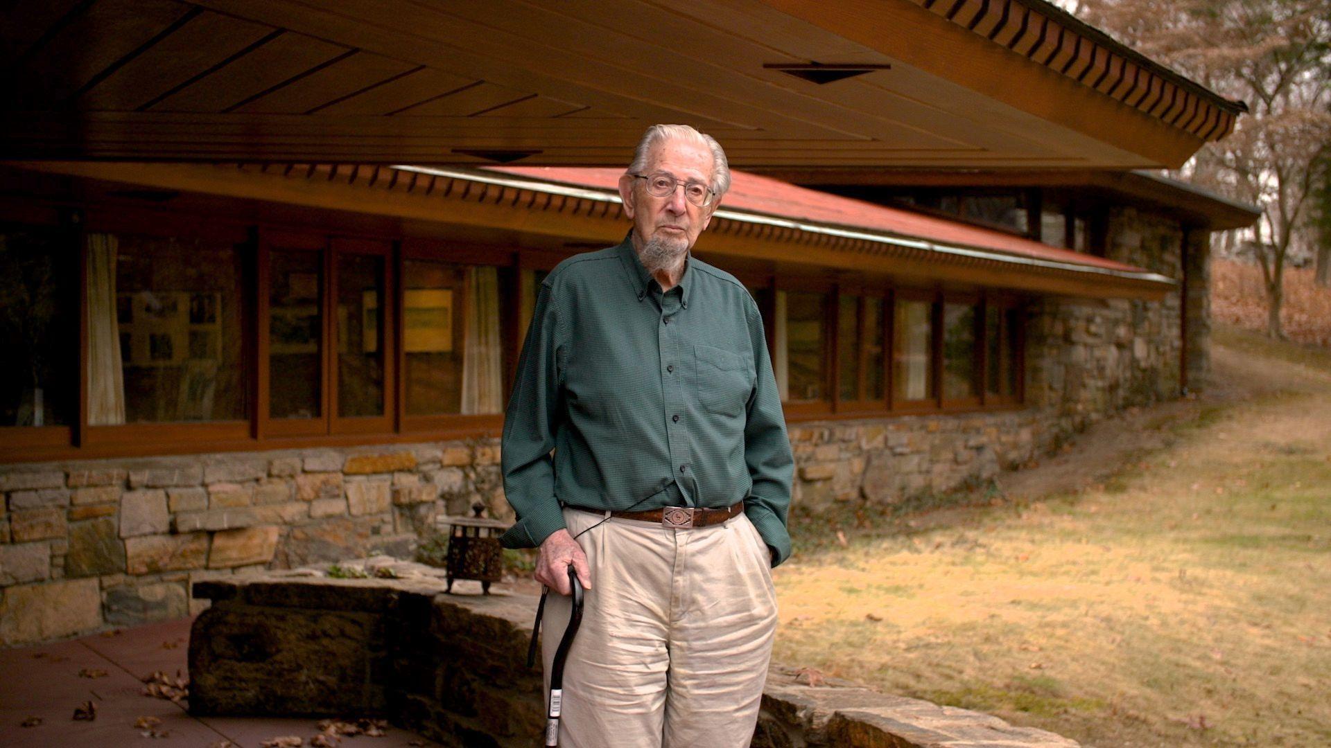 Roland Reisley posa en su casa en Usonia, NY.
