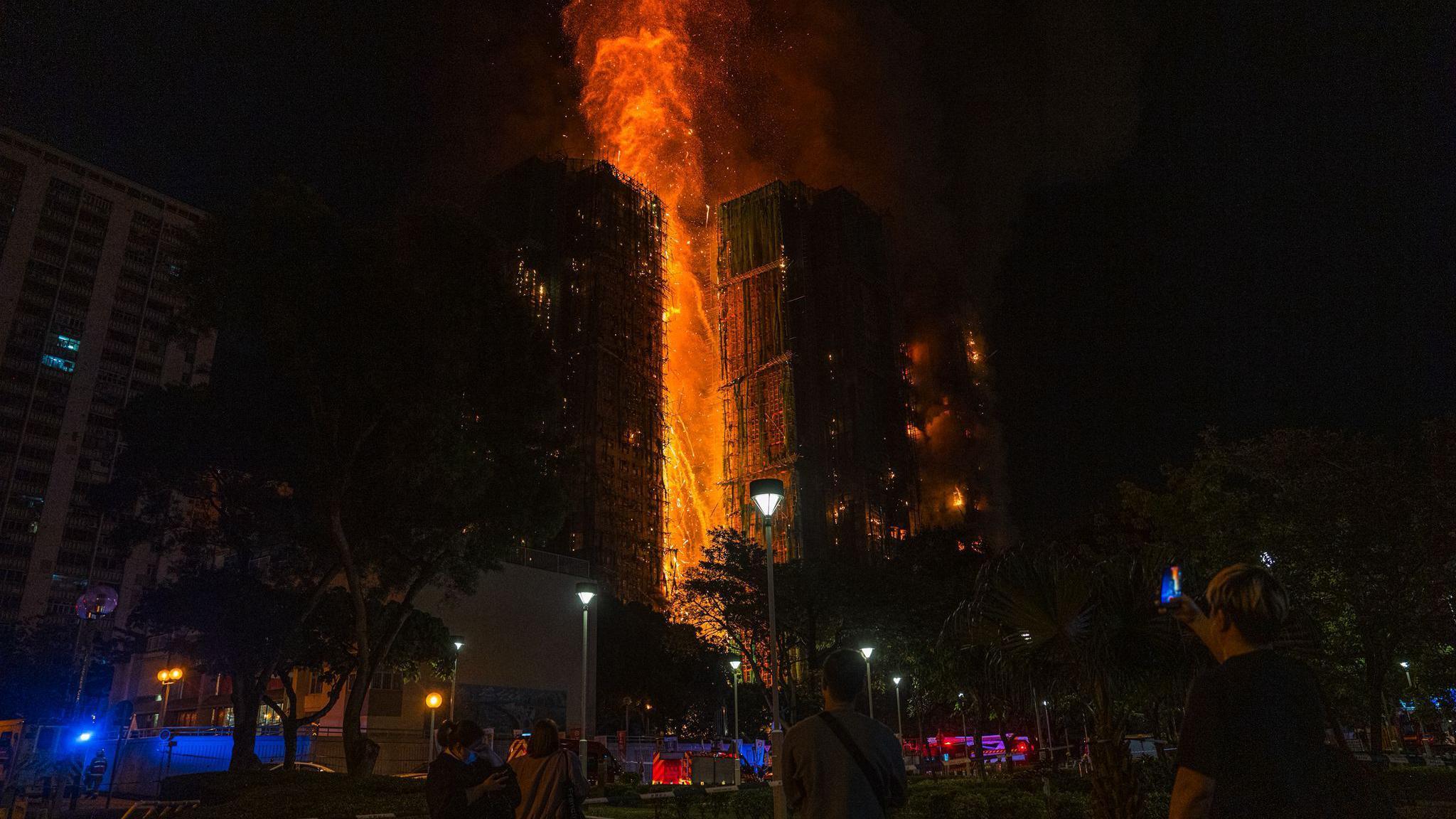 週三晚上，大埔宏福苑現場一度傳出爆炸聲。